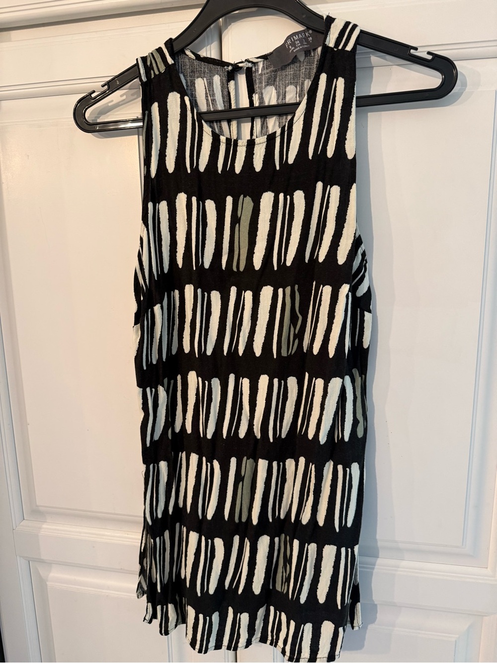 Black & White Patterned Sleeveless top 2